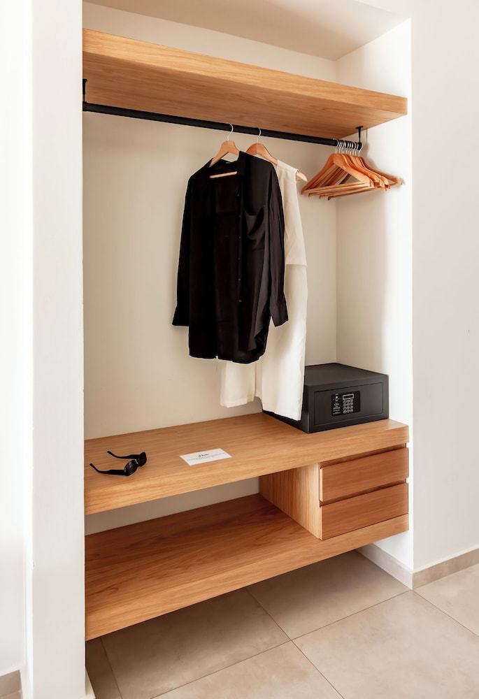 Batis Aero Beachfront Wellbeing Hotel — Hotel rooms in Rethymnon