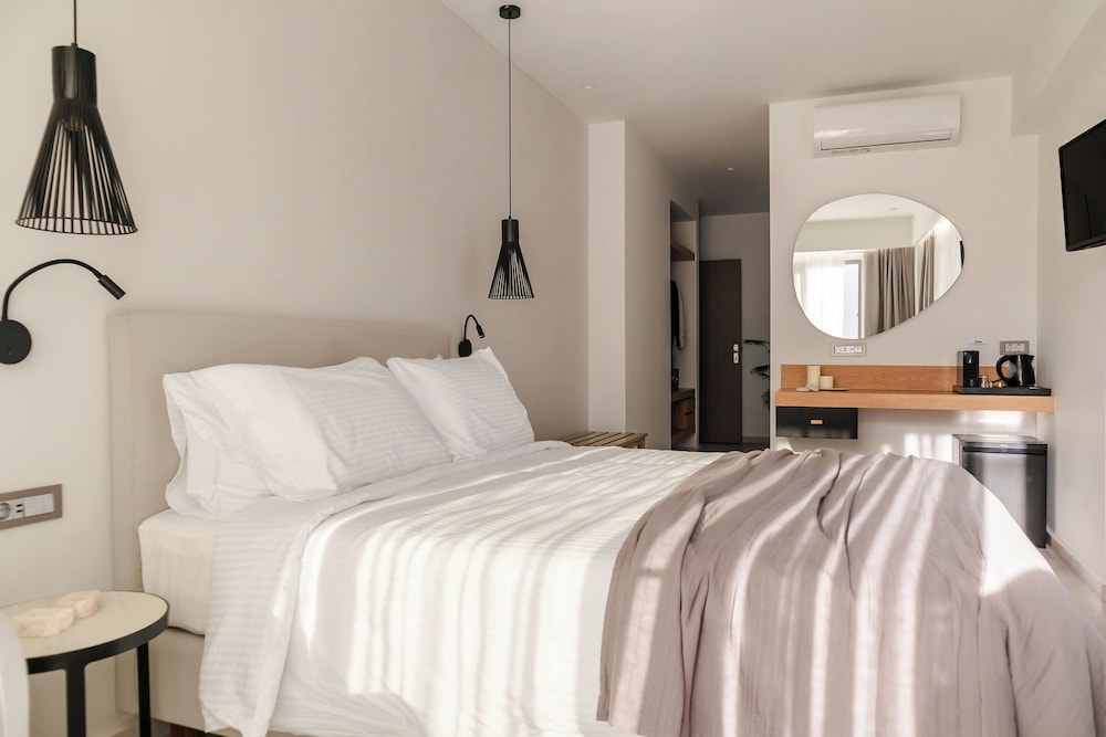 Batis Aero Beachfront Wellbeing Hotel — Hotel rooms in Rethymnon