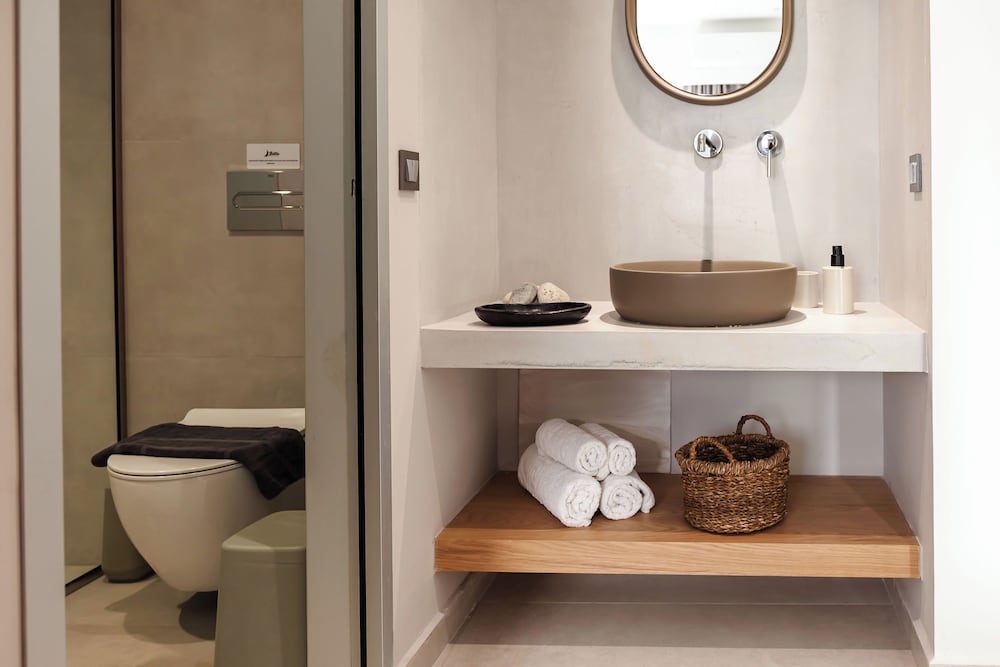 Batis Aero Beachfront Wellbeing Hotel — Hotel rooms in Rethymnon
