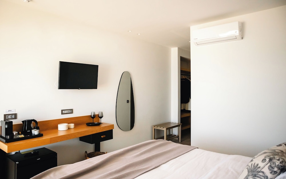 Batis Aero Beachfront Wellbeing Hotel — Hotel rooms in Rethymnon