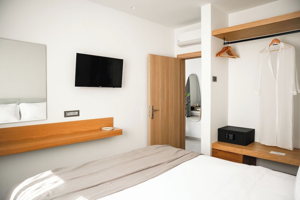 Batis Aero Beachfront Wellbeing Hotel — Hotel rooms in Rethymnon