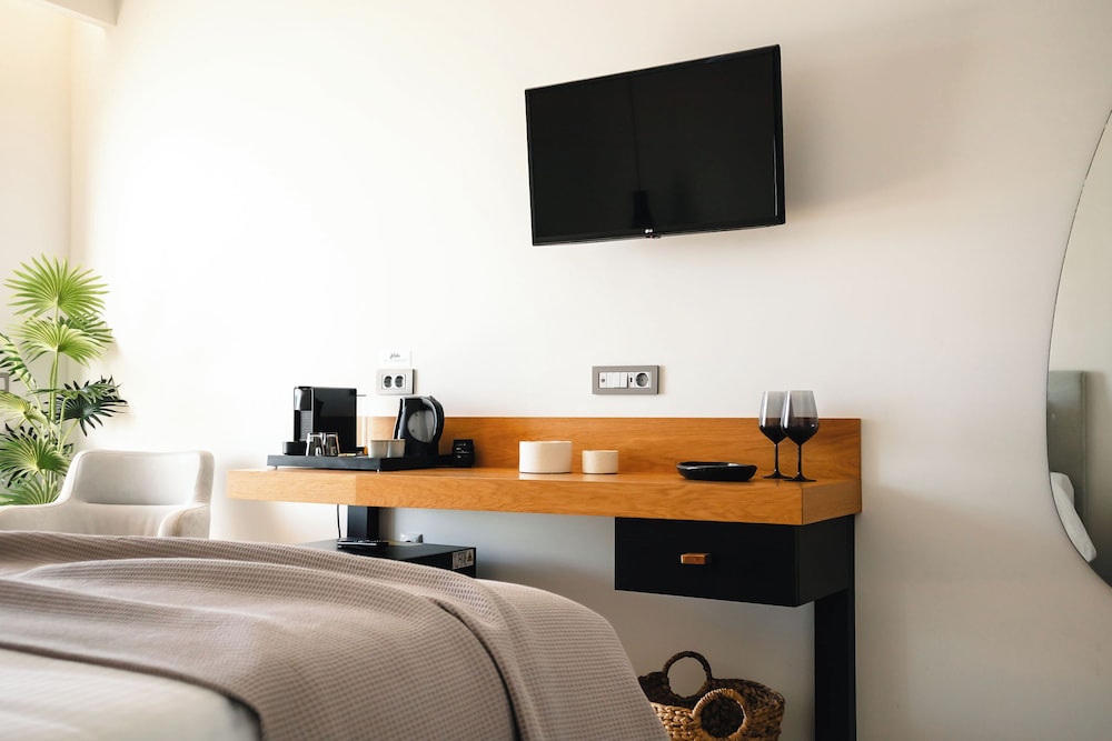 Batis Aero Beachfront Wellbeing Hotel — Hotel rooms in Rethymnon