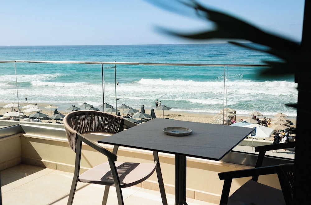 Batis Aero Beachfront Wellbeing Hotel — Restaurant & bars in Rethymnon