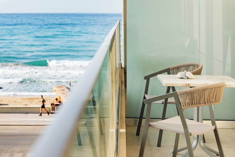 Batis Aero Beachfront Wellbeing Hotel — Hotel rooms in Rethymnon