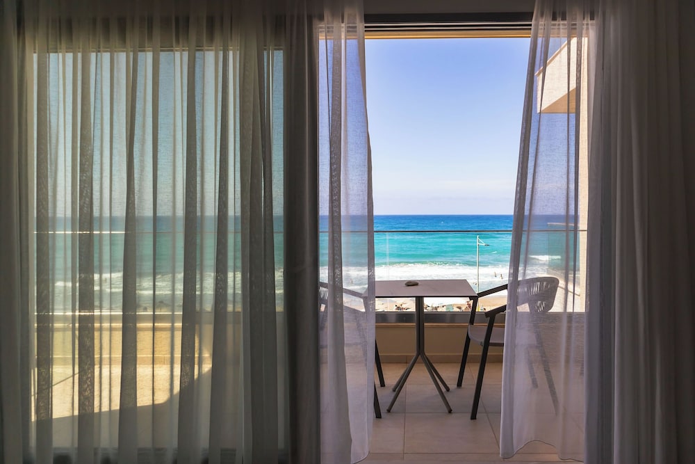 Batis Aero Beachfront Wellbeing Hotel — Main photo in Rethymnon