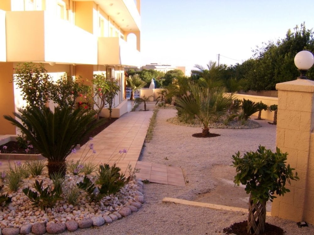 Summer Memories Hotel Apartments — Hotel building in Pefkos, South Aegean