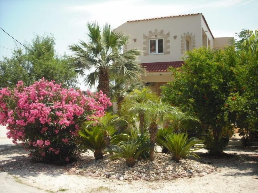 Summer Memories Hotel Apartments — Hotel building in Pefkos, South Aegean
