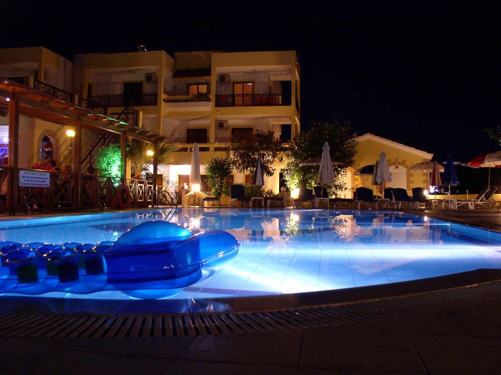 Summer Memories Hotel Apartments — Swimming pool in Pefkos, South Aegean