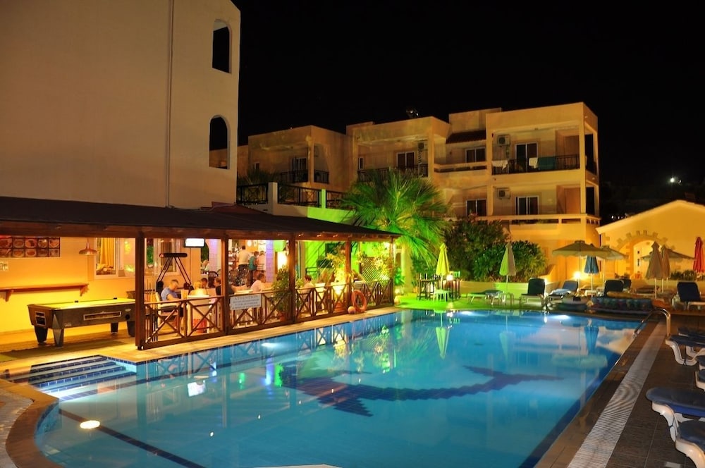 Summer Memories Hotel Apartments — Swimming pool in Pefkos, South Aegean