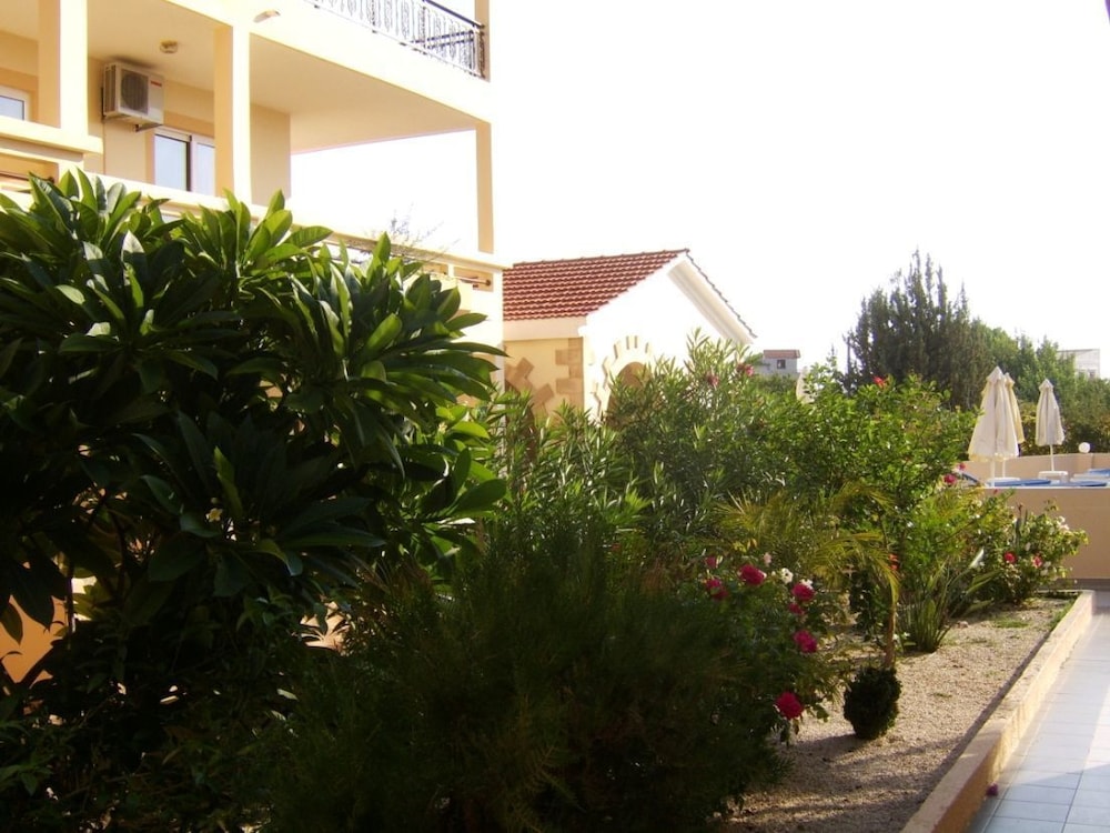 Summer Memories Hotel Apartments — Hotel building in Pefkos, South Aegean