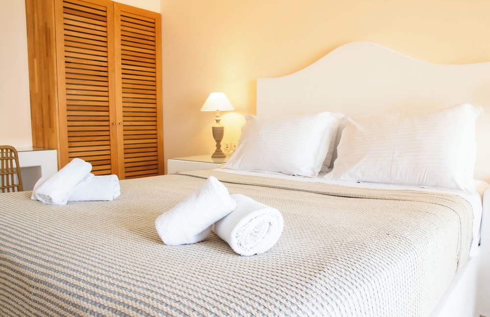 Sellada Beach — Hotel rooms in Perissa, South Aegean