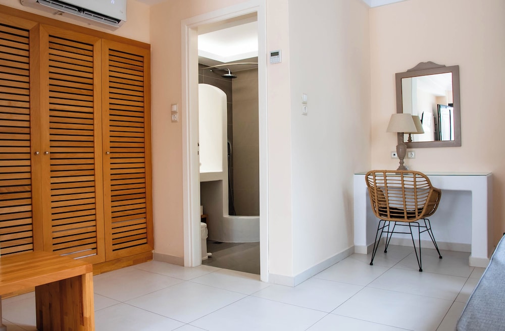 Sellada Beach — Hotel rooms in Perissa, South Aegean