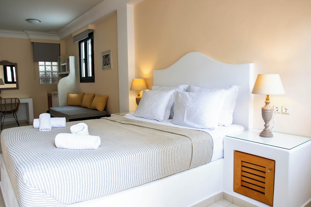 Sellada Beach — Hotel rooms in Perissa, South Aegean
