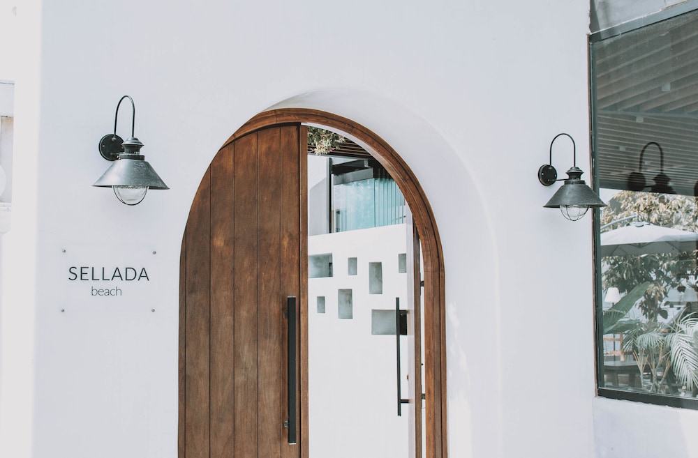 Sellada Beach — Hotel building in Perissa, South Aegean