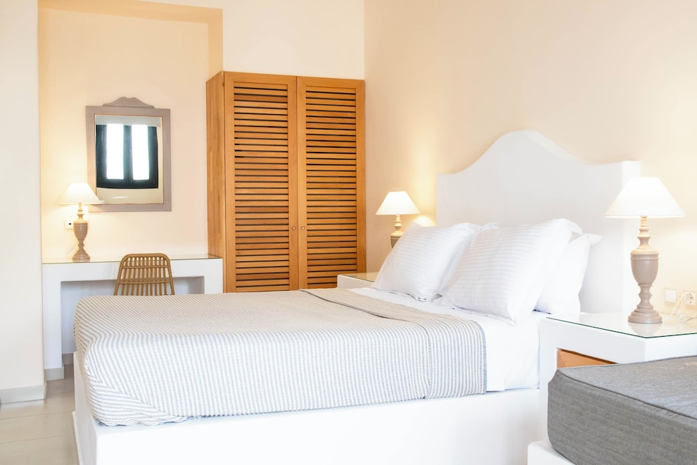 Sellada Beach — Hotel rooms in Perissa, South Aegean