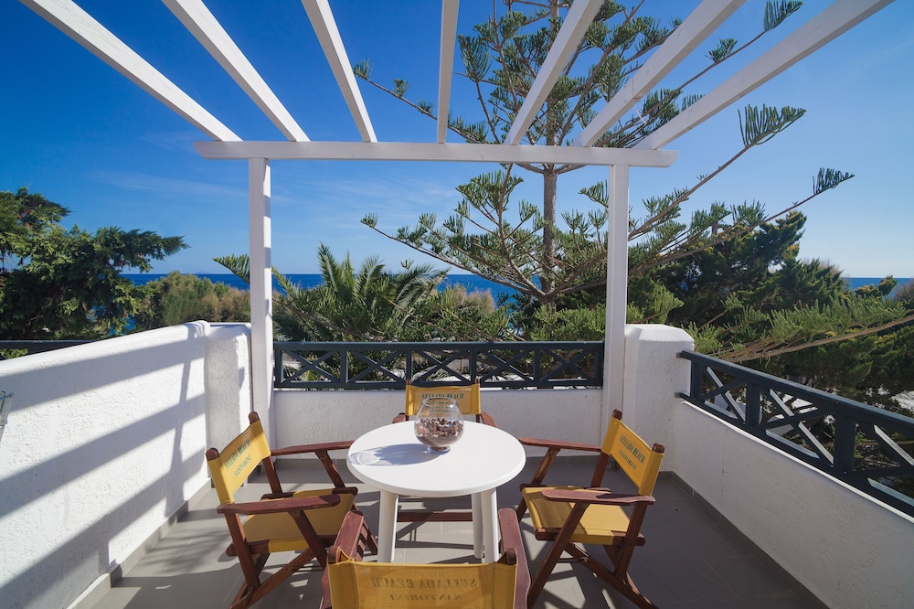 Sellada Beach — Hotel rooms in Perissa, South Aegean