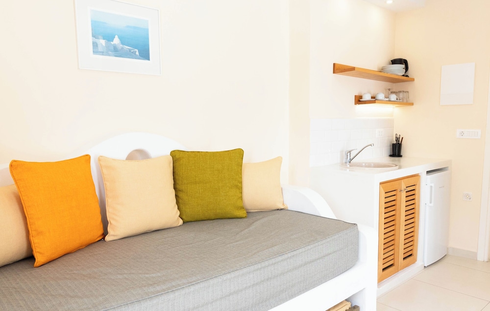 Sellada Beach — Hotel rooms in Perissa, South Aegean