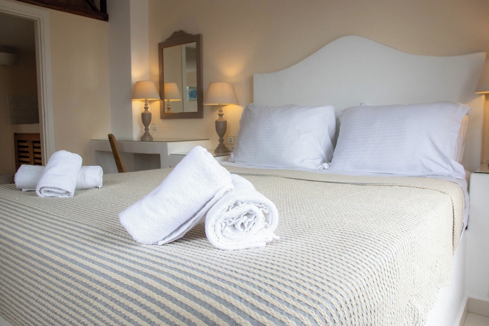 Sellada Beach — Hotel rooms in Perissa, South Aegean