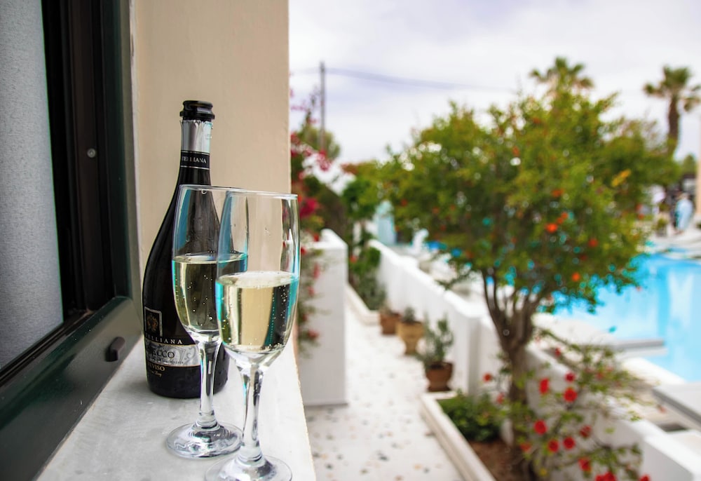 Sellada Beach — Hotel building in Perissa, South Aegean