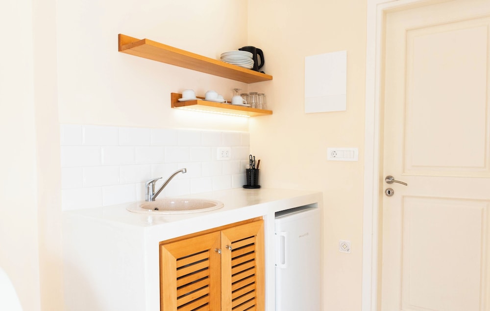 Sellada Beach — Hotel rooms in Perissa, South Aegean
