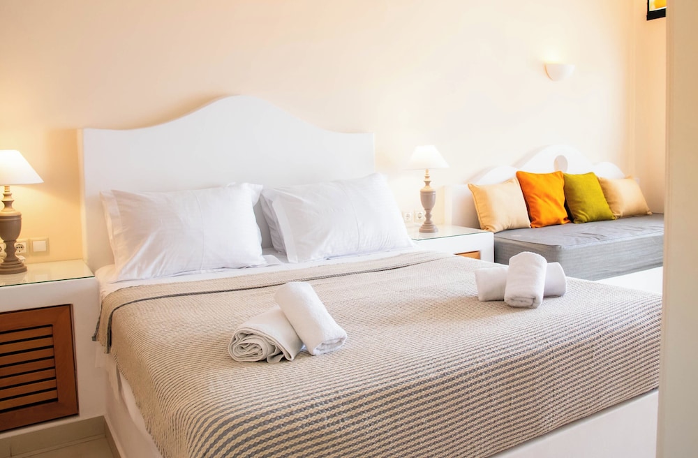 Sellada Beach — Hotel rooms in Perissa, South Aegean