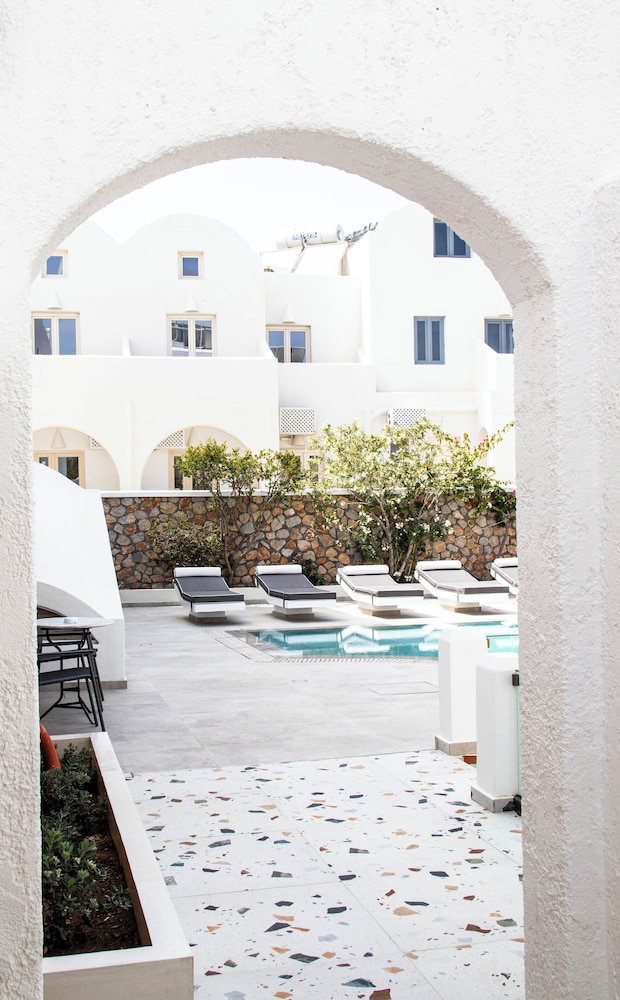 Sellada Beach — Swimming pool in Perissa, South Aegean