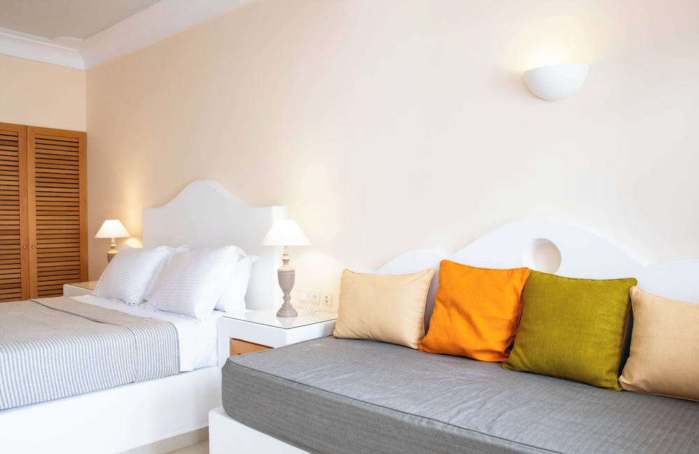 Sellada Beach — Hotel rooms in Perissa, South Aegean