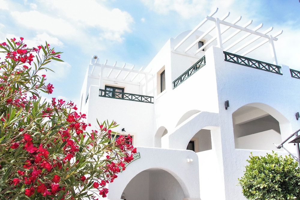 Sellada Beach — Hotel building in Perissa, South Aegean