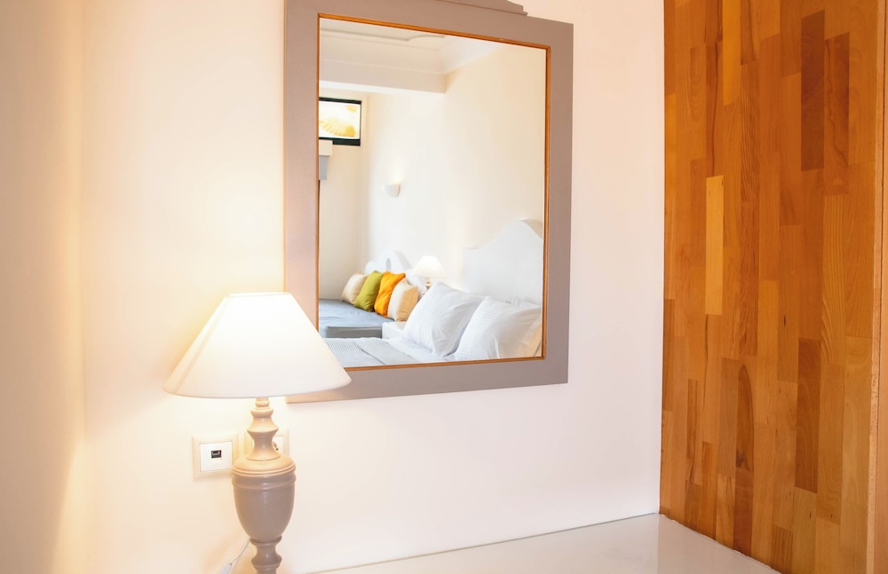 Sellada Beach — Hotel rooms in Perissa, South Aegean