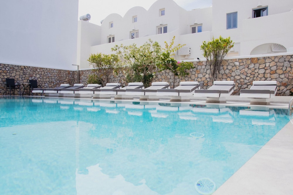 Sellada Beach — Swimming pool in Perissa, South Aegean