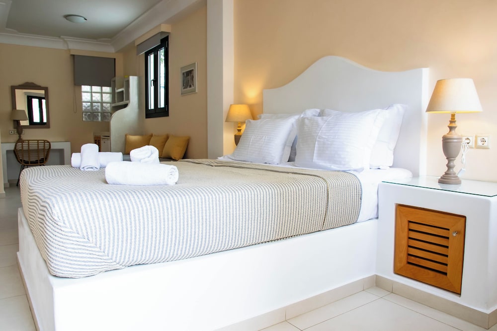 Sellada Beach — Hotel rooms in Perissa, South Aegean