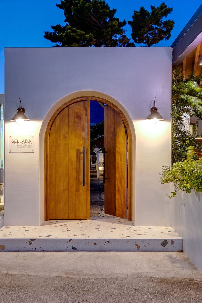 Sellada Beach — Hotel building in Perissa, South Aegean