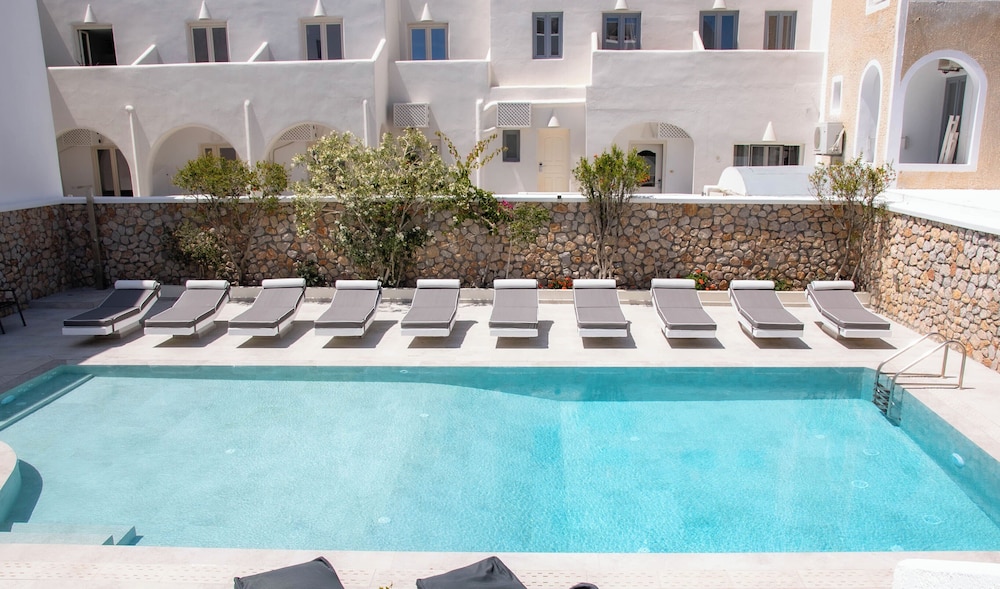 Sellada Beach — Swimming pool in Perissa, South Aegean