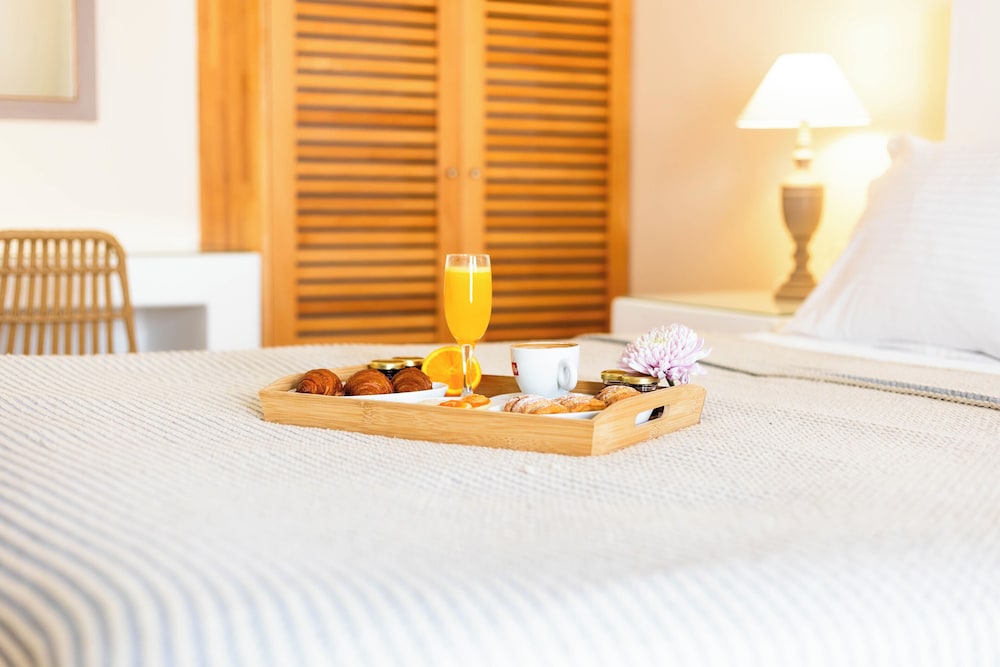 Sellada Beach — Hotel rooms in Perissa, South Aegean