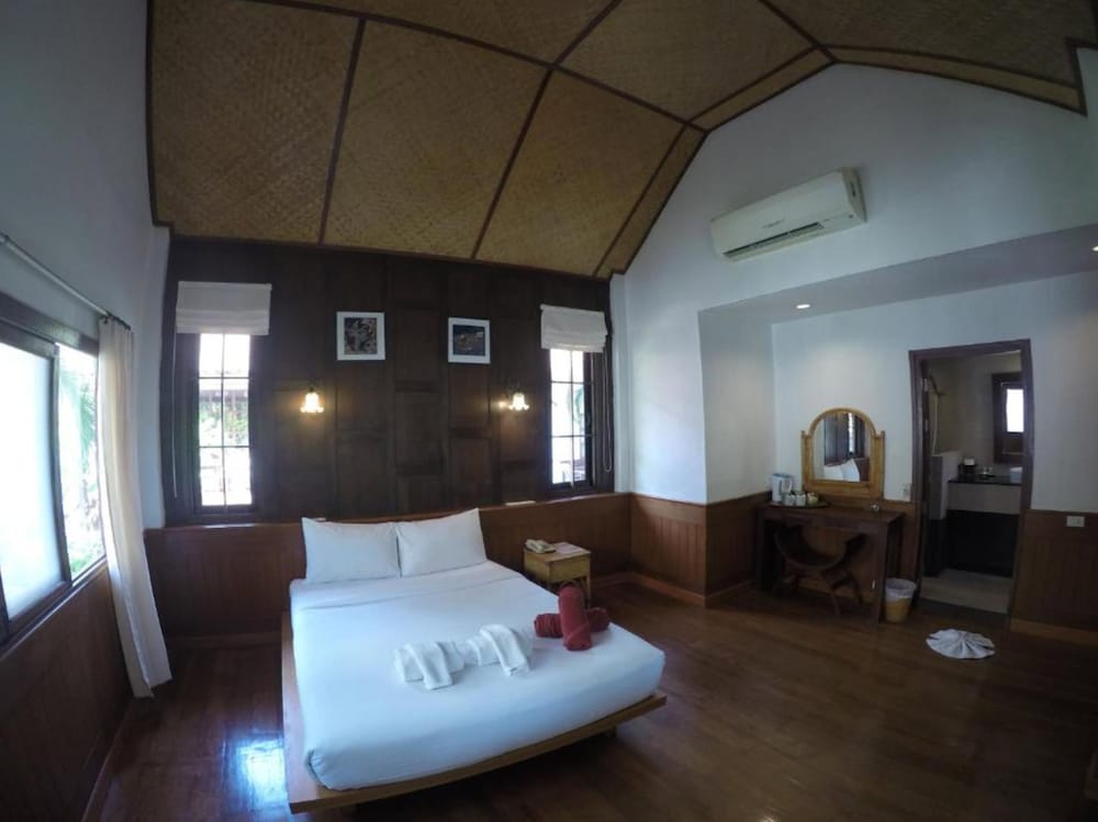 Coco Palm Beach Resort — Hotel rooms in Mae Nam, Surat Thani