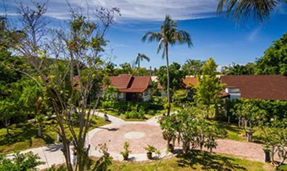 Coco Palm Beach Resort — Hotel building in Mae Nam, Surat Thani
