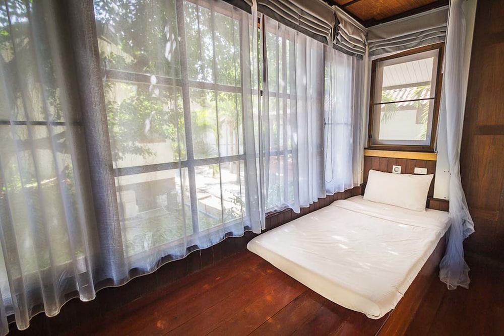 Coco Palm Beach Resort — Hotel rooms in Mae Nam, Surat Thani