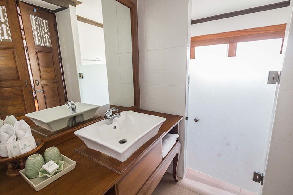 Coco Palm Beach Resort — Hotel rooms in Mae Nam, Surat Thani