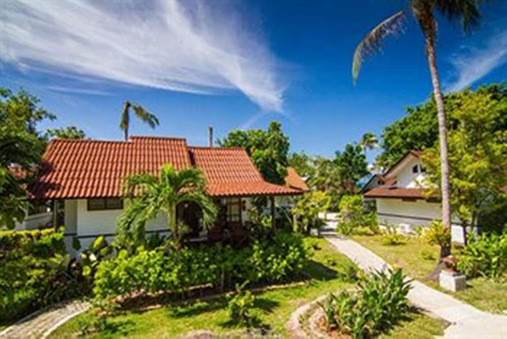 Coco Palm Beach Resort — Hotel building in Mae Nam, Surat Thani