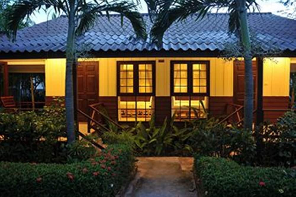 Coco Palm Beach Resort — Hotel building in Mae Nam, Surat Thani