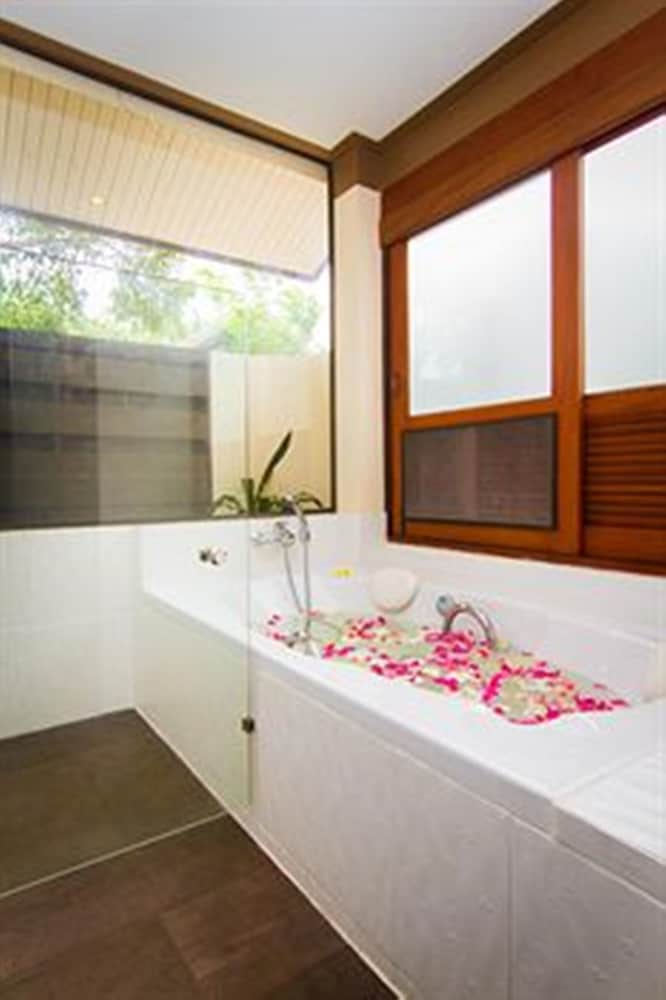 Coco Palm Beach Resort — Hotel rooms in Mae Nam, Surat Thani