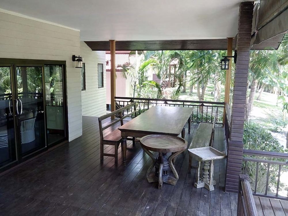 Coco Palm Beach Resort — Hotel building in Mae Nam, Surat Thani