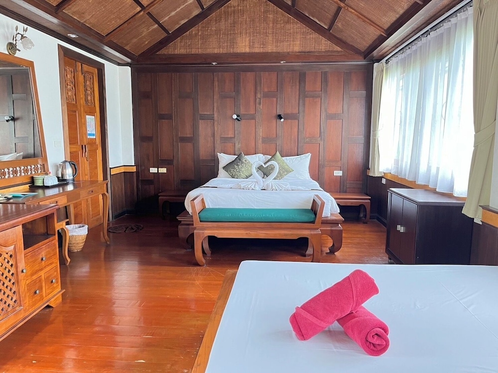 Coco Palm Beach Resort — Hotel rooms in Mae Nam, Surat Thani