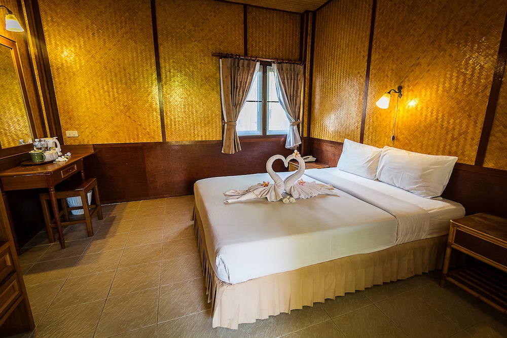 Coco Palm Beach Resort — Hotel rooms in Mae Nam, Surat Thani