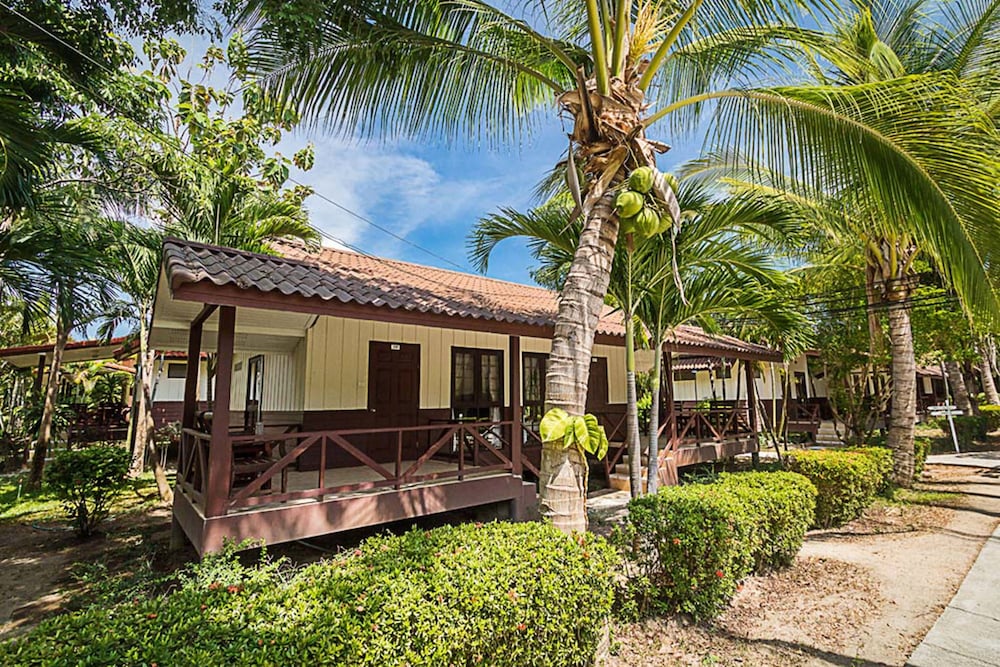 Coco Palm Beach Resort — Hotel building in Mae Nam, Surat Thani