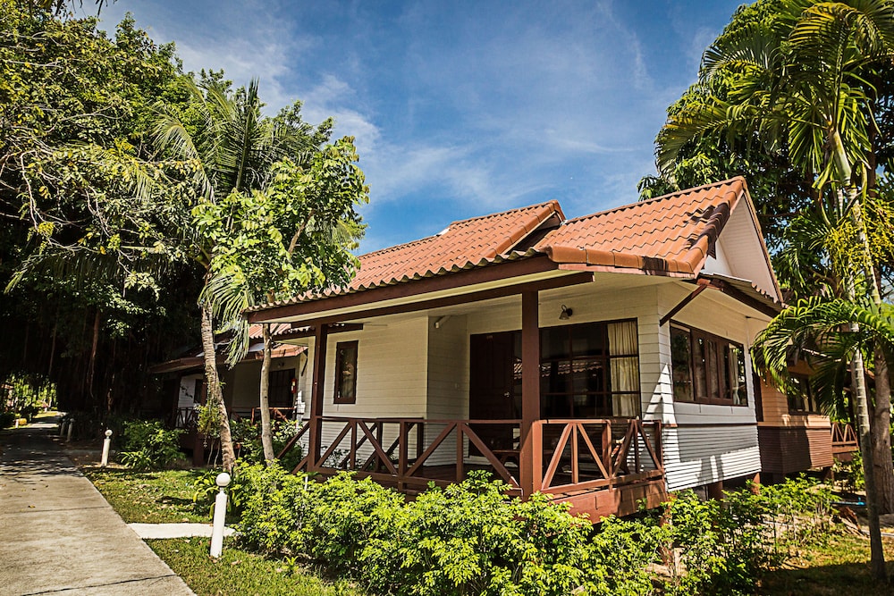 Coco Palm Beach Resort — Hotel building in Mae Nam, Surat Thani