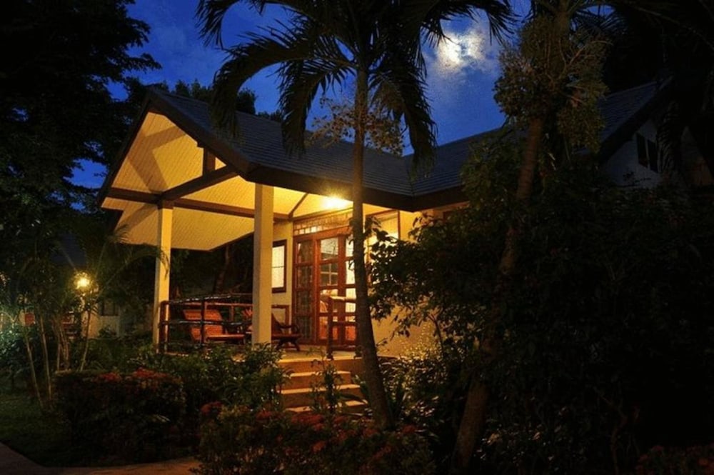 Coco Palm Beach Resort — Hotel building in Mae Nam, Surat Thani