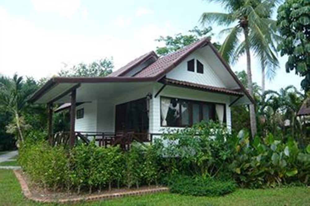 Coco Palm Beach Resort — Hotel building in Mae Nam, Surat Thani
