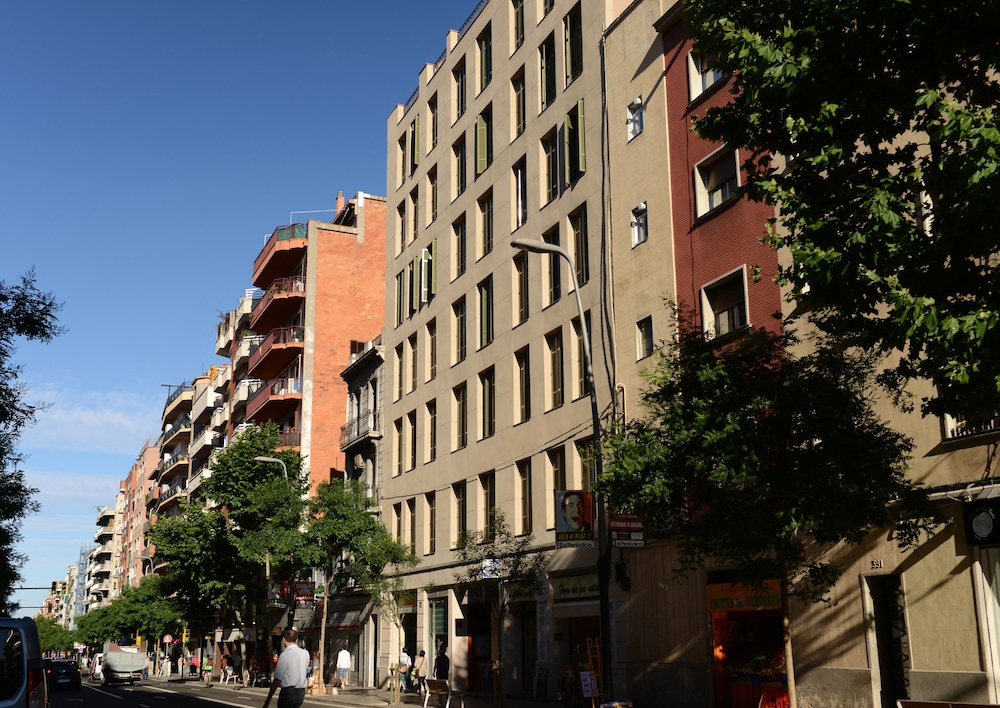 Pierre & Vacances Barcelona Sants — Hotel building in Barcelona, Catalonia
