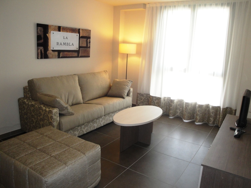 Pierre & Vacances Barcelona Sants — Hotel rooms in Barcelona, Catalonia